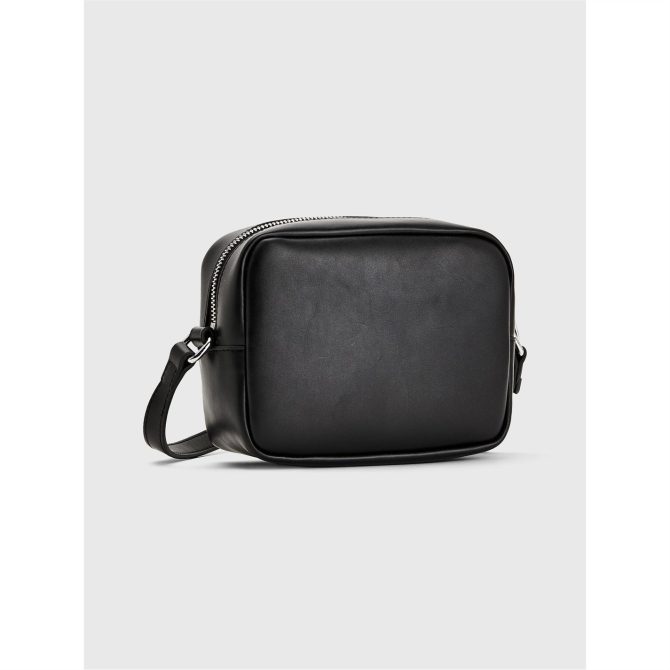 Essential PU Camera Bag Tommy Jeans Shoping Model - Image 4